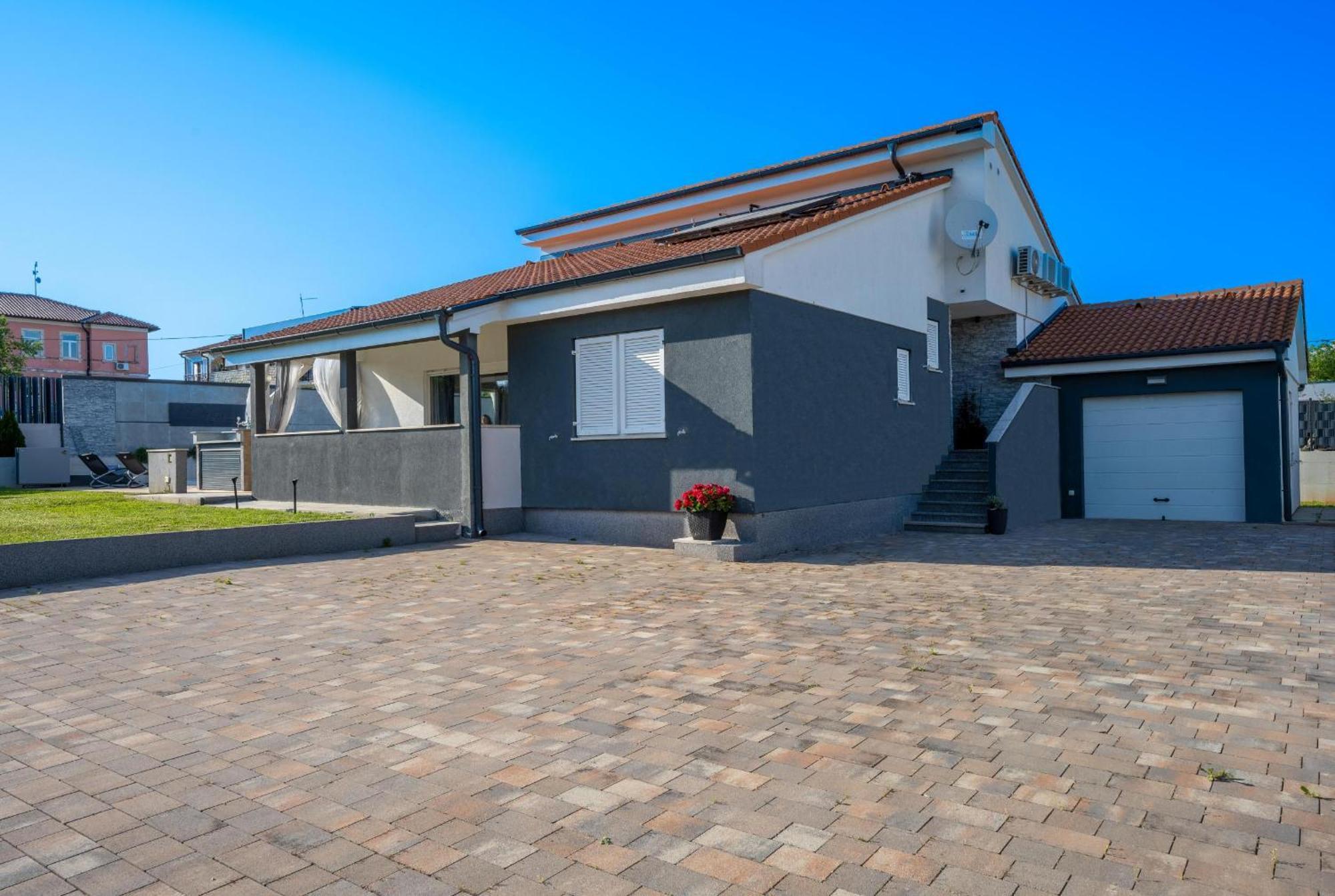 Villa Beauty With Heated Pool And Jacuzzi Канфанар Экстерьер фото