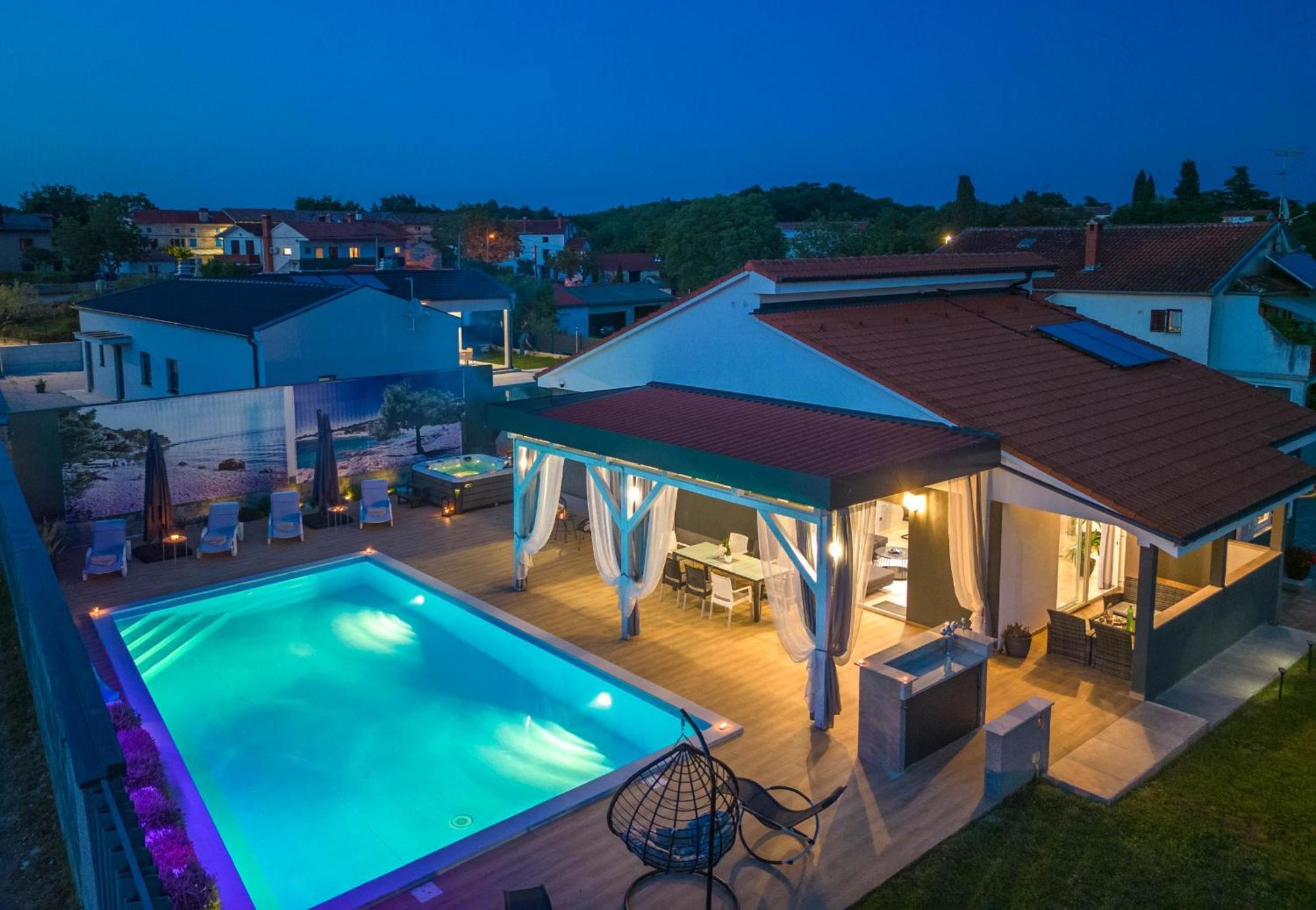 Villa Beauty With Heated Pool And Jacuzzi Канфанар Экстерьер фото